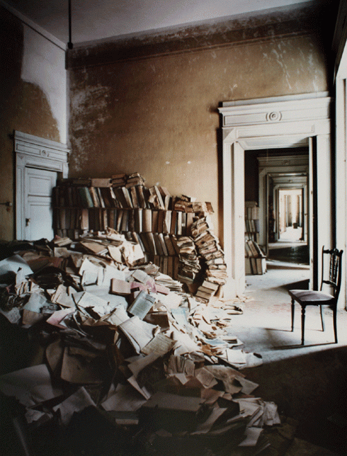 biblioteca abandonada en napoles